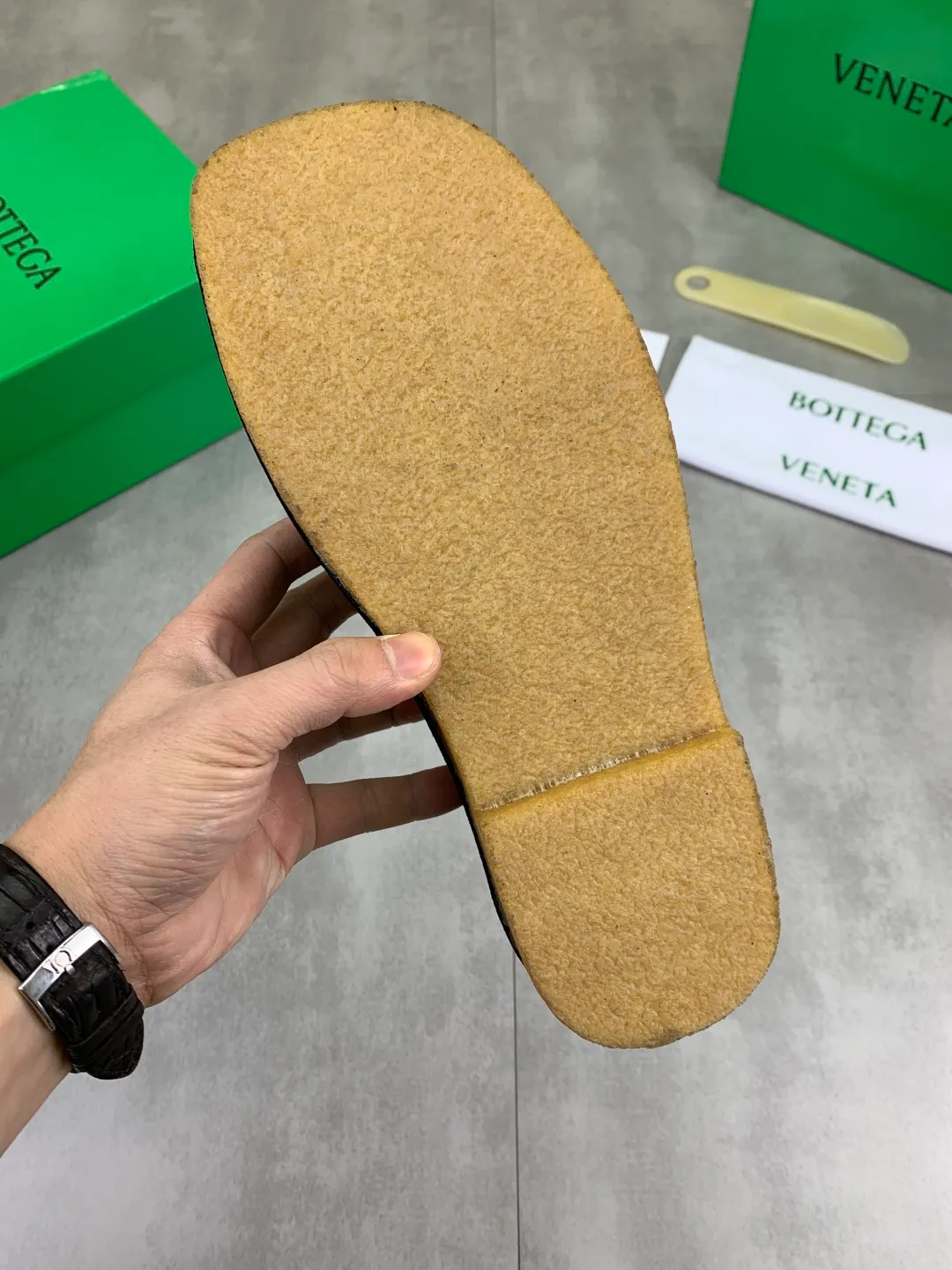 Men's men's shoes 💰P740 New model 💰 Top quality (beef tendon outsole series) 💎💎💎 BOTTEGA VENETA official website synchronizes the latest model, top version of the market's highest version of BV business leather shoes, accept material comparison, shoe type comparison, process comparison, practical and texture, versatile, suitable for any occasion, the more you look at it, the more flavorful it becomes. Pure hand-woven craftsmanship - upper material, imported original hand-woven calfskin - high-quality water-dyed sheepskin lining - original private model customized beef tendon outsole -Size: female 35-39 (34 40 customized) male 39-44 (38 45 customized) Comes with original BV green box, complete packaging.